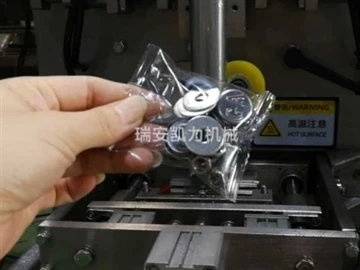 ナンバー プレートの付属品のための自動化された計数および包装機械